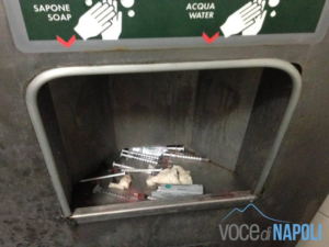 Siringhe sporche nel bagno della metro, degrado nella stazione dell'Università