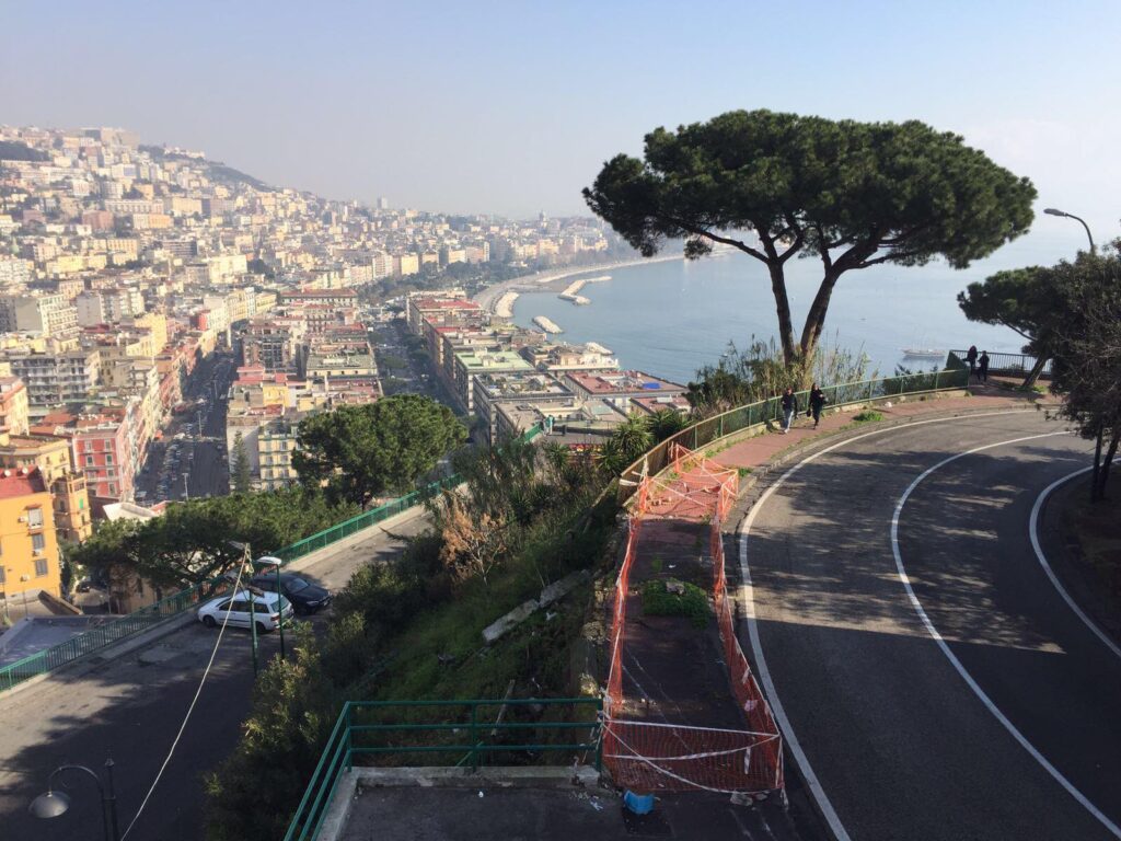 Via Orazio, auto sfonda il guardrail e precipita giù: la ringhiera è ancora rotta e il marciapiede interdetto