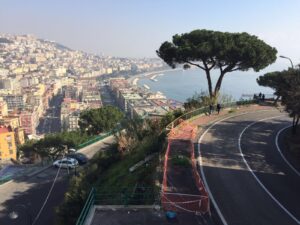Via Orazio, auto sfonda il guardrail e precipita giù: la ringhiera è ancora rotta e il marciapiede interdetto