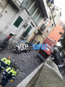 Incidente sulla Rampa della Sanità, operatore scende dal camion e viene investito dal mezzo