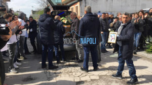 Funerali di Imma Villani, cori e applausi per la donna uccisa dal marito