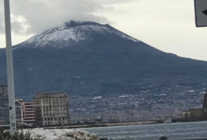 Fiocchi di neve a Napoli, lo spettacolo del Vesuvio innevato