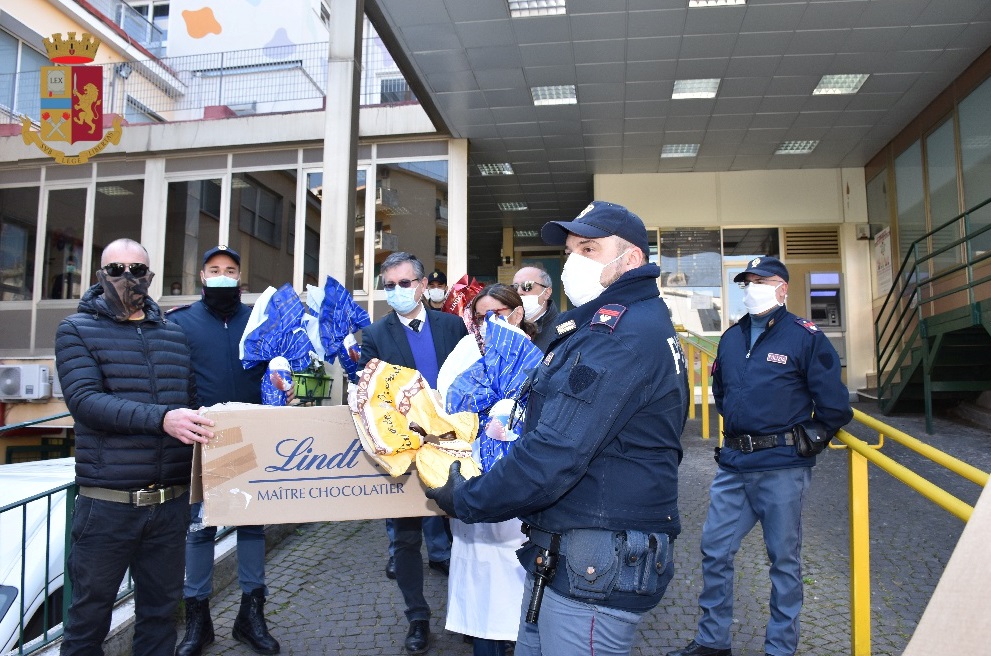 Napoli, la Polizia trova uova di Pasqua rubate e il proprietario le dona ai bimbi del Santobono