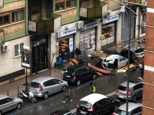 Pioggia e tempesta a Napoli, cadono alberi e tettoie: danni e feriti anche in provincia