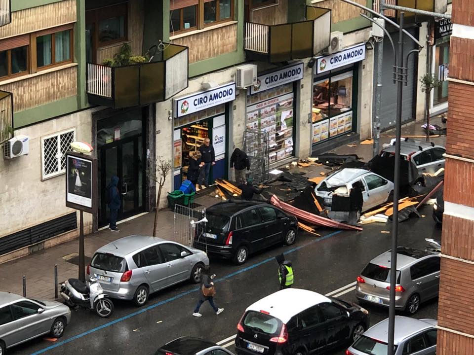 Pioggia e tempesta a Napoli, cadono alberi e tettoie: danni e feriti anche in provincia