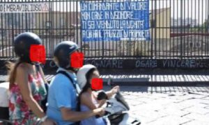 "Sarri hai venduto la dignità", e la foto dello striscione immortala un'intera famiglia in motorino