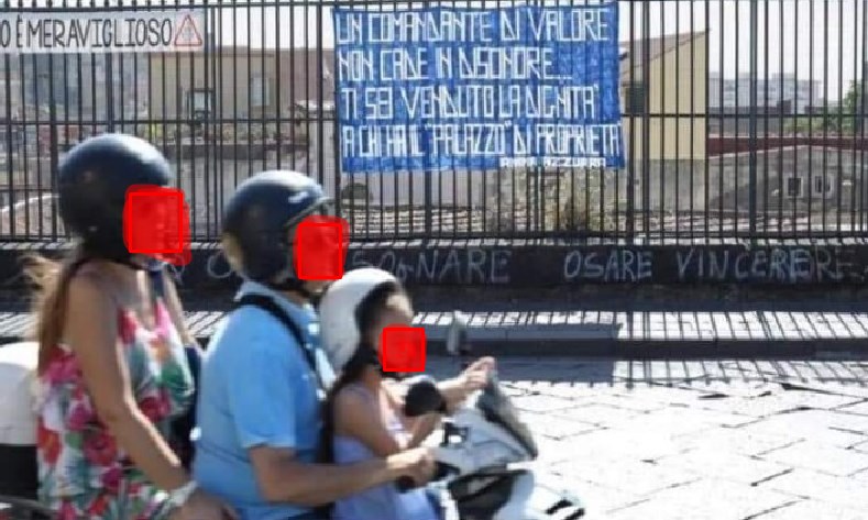"Sarri hai venduto la dignità", e la foto dello striscione immortala un'intera famiglia in motorino