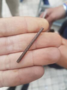 Chiodi sparati contro i bambini: panico tra i genitori