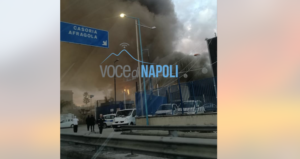 Casoria, capannone in fiamme: forze dell'ordine e vigili del fuoco sul posto