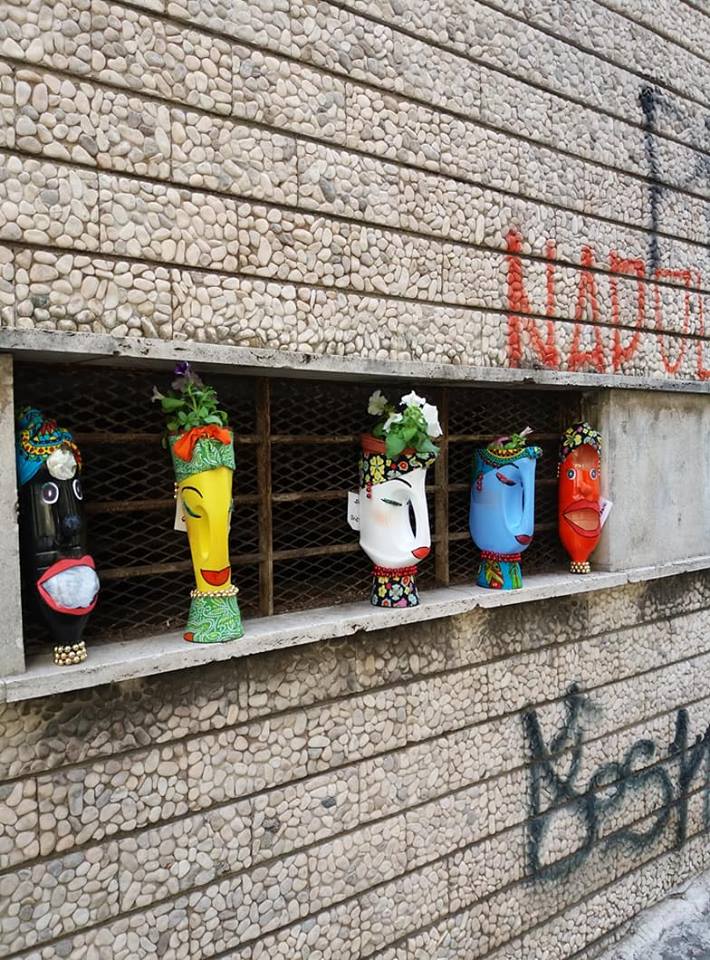 Vomero: extracomunitari ripuliscono le strade e creano opere d'arte con i rifiuti