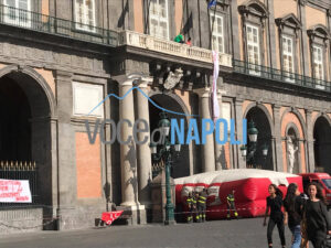 Napoli, protesta dei disoccupati a piazza Plebiscito: "Reintegro o ci buttiamo di sotto"