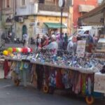 Montesanto, la denuncia di un lettore: "Passaggio disabili ostruito dagli ambulanti"