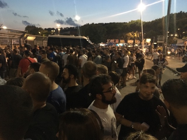 Napoli, lunghe code fuori al San Paolo: tifosi in difficoltà per entrare allo stadio