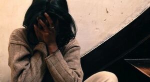 Poggiomarino, ragazza sequestrata e abusata dal branco. Il racconto: “Ridevano”