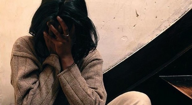 Poggiomarino, ragazza sequestrata e abusata dal branco. Il racconto: “Ridevano”