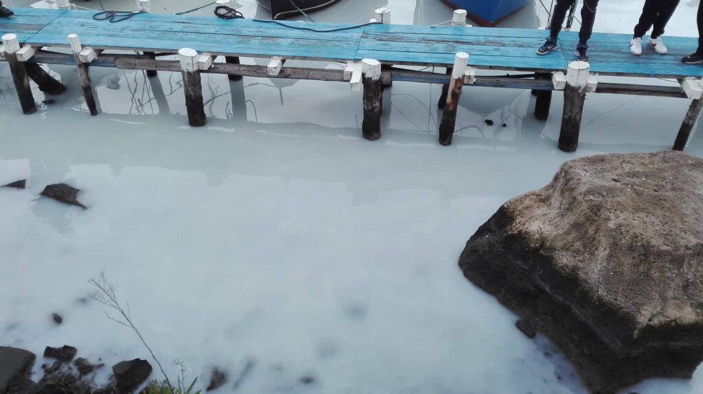 Mergellina, mare "bianco": scarichi tossici a mare