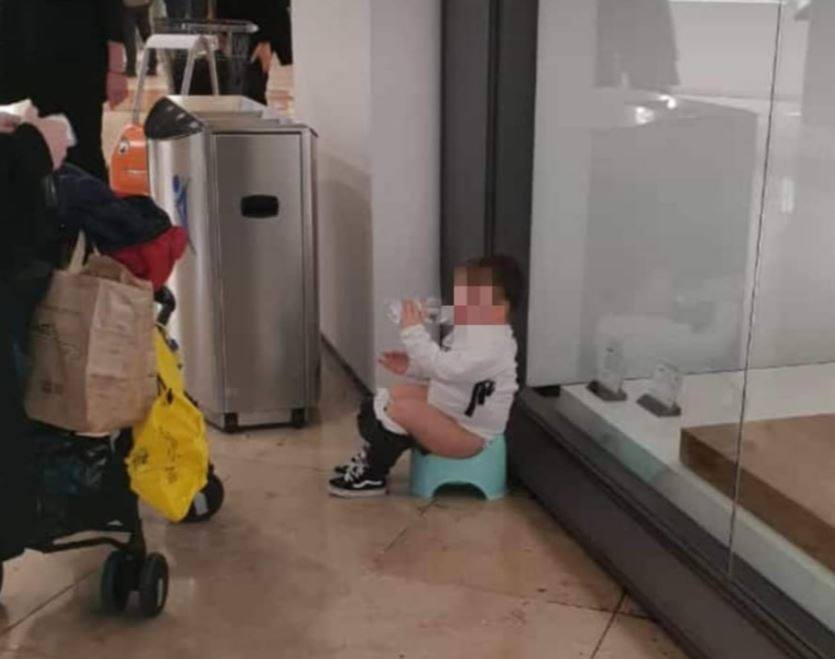 Bimbo fa i suoi bisogni in pubblico, il vasino dentro il centro commerciale