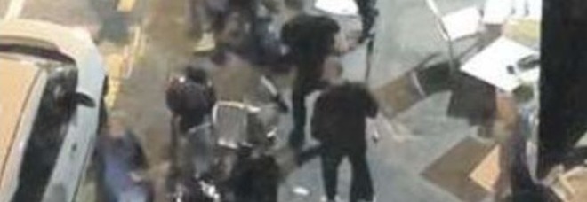 Eboli, rissa in pieno centro: tavolini all'aria, traffico in tilt e calci e pugni.