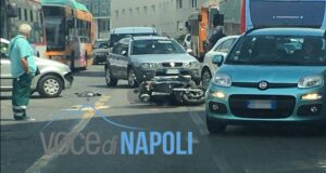Incidente a Napoli, scontro tra auto e motorino in via Brin