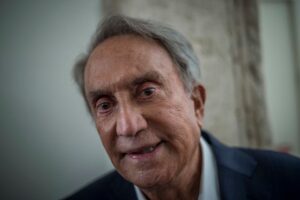 Emilio Fede dopo l'arresto si affaccia alla finestra dell'albergo napoletano