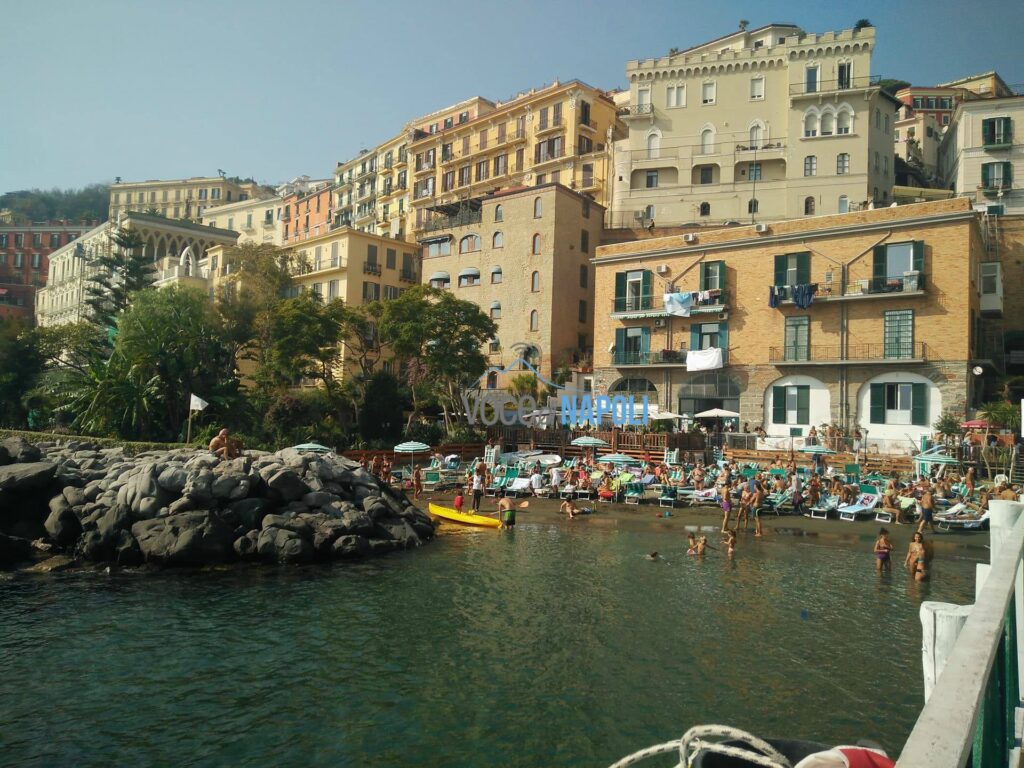 Napoli, è ottobre ma i napoletani sono al mare