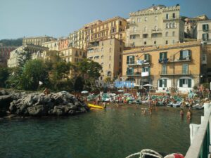 Napoli, è ottobre ma i napoletani sono al mare