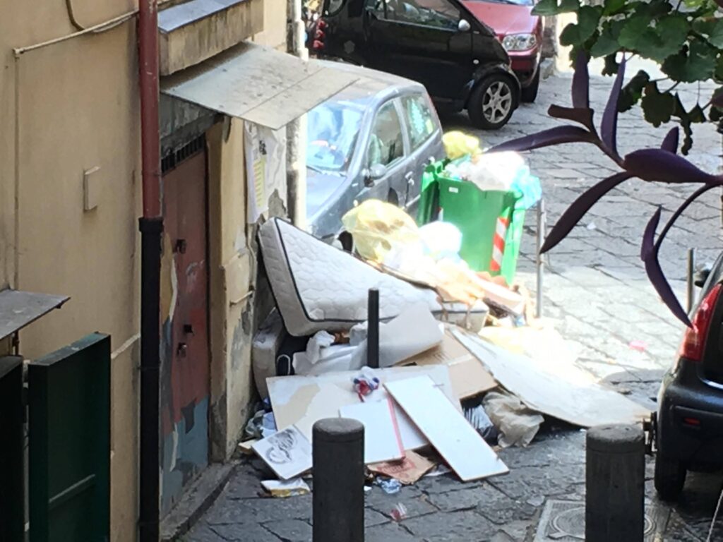 Napoli, aumentano e crescono le montagne di rifiuti: "Inutili le segnalazioni ad Asia e Municipalità"