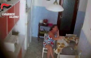 Cava dè Tirreni, arrestata badante violenta: maltrattava un'anziana