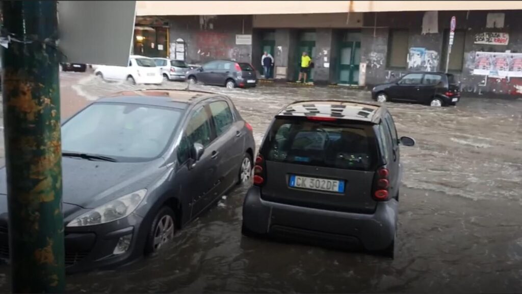Napoli, bomba d'acqua si abbatte sulla città: allagamenti e disagi