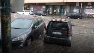Napoli, bomba d'acqua si abbatte sulla città: allagamenti e disagi