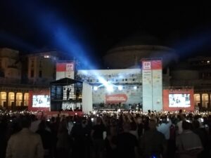 Enzo Avitabile incanta Piazza Plebiscito e omaggia Pino Daniele