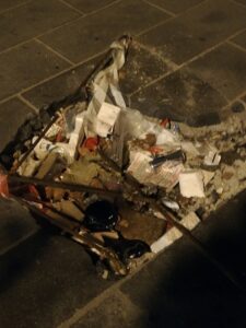 Napoli, ecco la funzione dei fossi: diventano piccole discariche