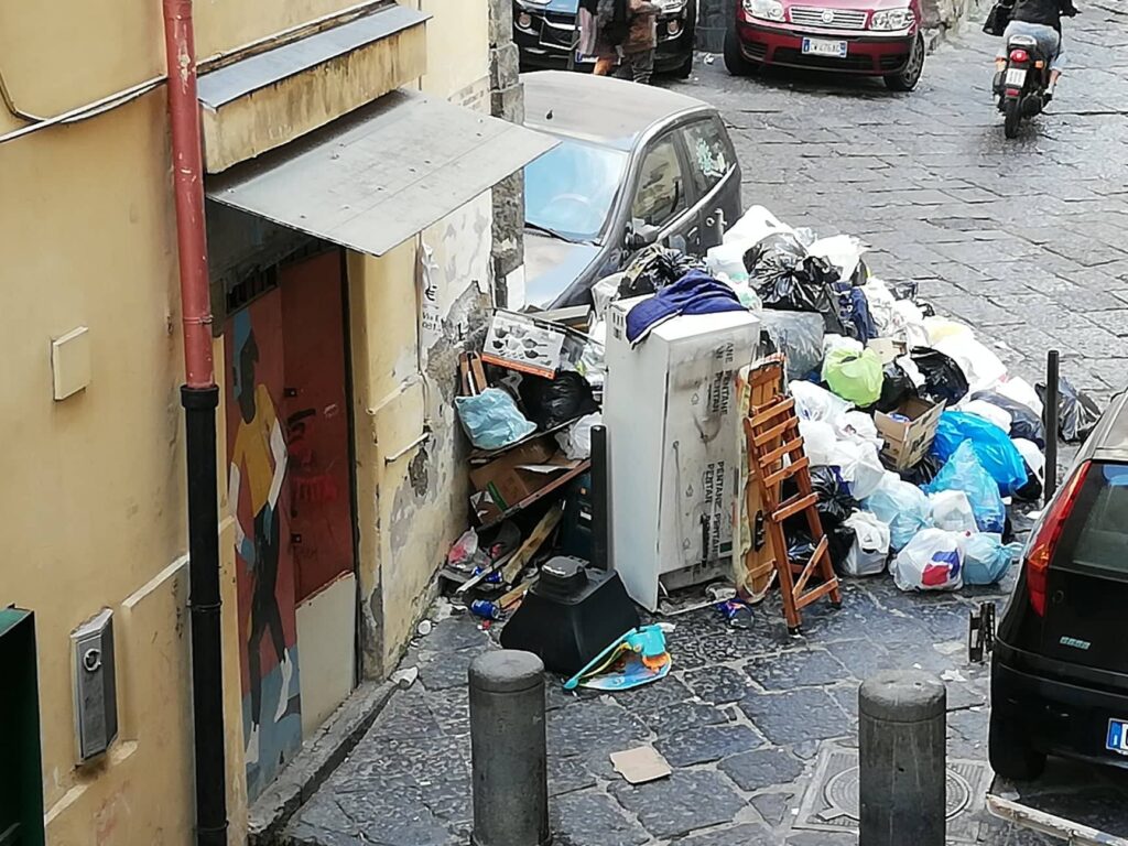 Napoli invasa dai rifiuti, mamme in rivolta: "Anche davanti alla scuola dei nostri figli"