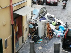 Napoli invasa dai rifiuti, mamme in rivolta: "Anche davanti alla scuola dei nostri figli"