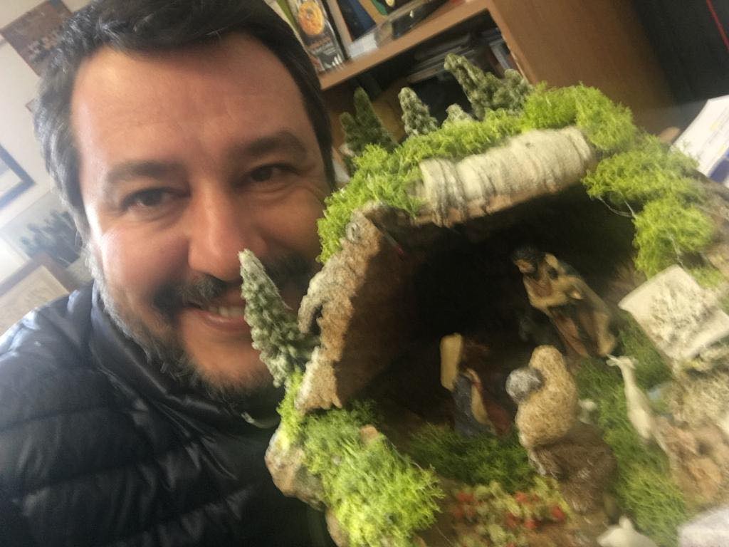 È Natale e si avvicinano le elezioni, Salvini lancia il Presepe. Ma la Campania aspetta ancora il 'bambinello'