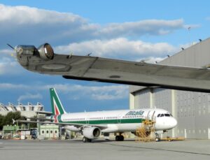 Le conseguenze dell'esito referendario che ha riguardato il futuro di Alitalia, si ripercuotono anche sull'aeroporto di Napoli. Problemi per ben 550 famiglie