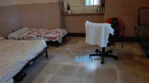 Una stanza adibita a camera da letto e sistemata dagli stessi "ospiti"