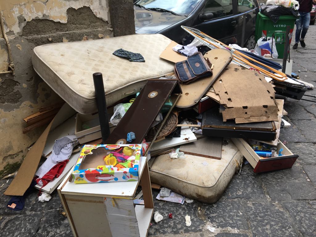 Caos rifiuti ai Quartieri Spagnoli, montagne di "monnezza" nonostante le segnalazioni
