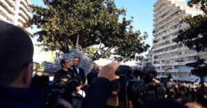 Abbattimento della Vela verde a Scampia, è tutto pronto: folla in strada