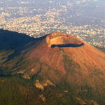 Napoli, gli incendi non fermano i turisti: più di 3mila persone nel Parco del Vesuvio