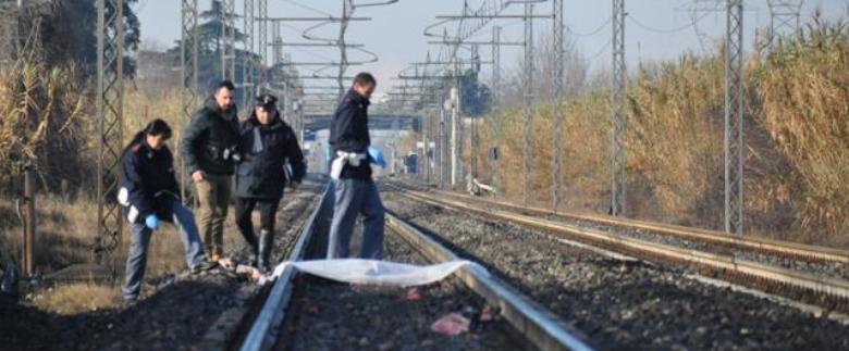 Napoli, ciclista travolto da un treno: è in gravi condizioni