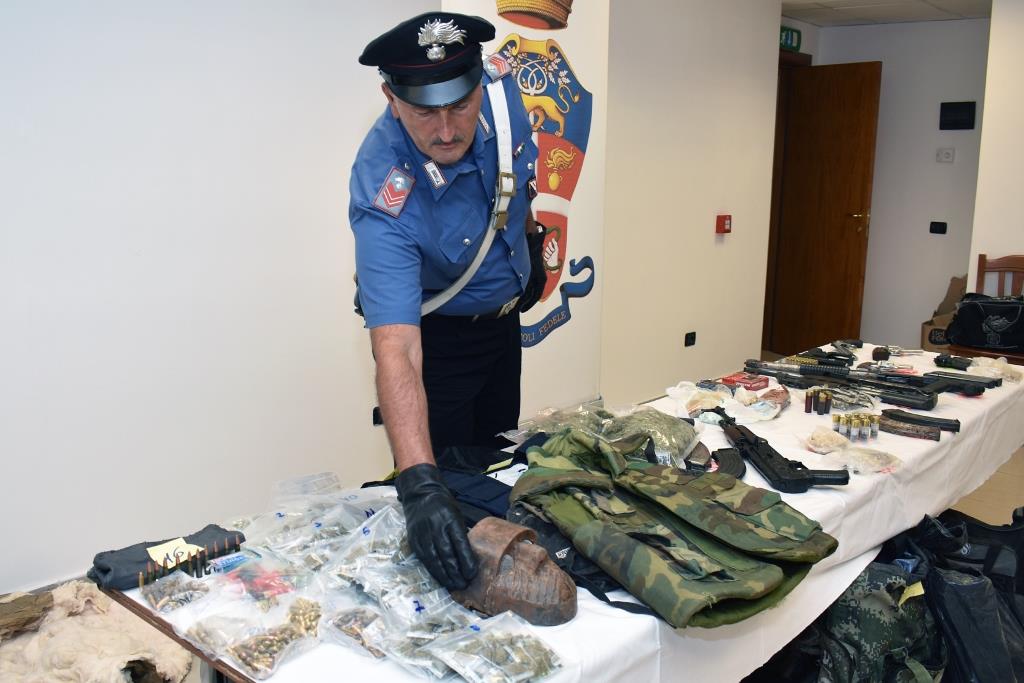 Blitz a Pianura, trovate bomba a mano e fucili del clan