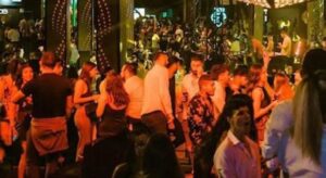 Allarme Covid, polemiche sulle discoteche Perché sono aperte. Oggi l'incontro tra Governo e Regioni