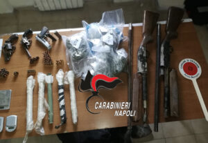 Sant'Antimo, carabinieri scoprono arsenale da guerra: c'erano anche 5 razzi