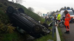 Tragedia nel napoletano, auto si ribalta: conducente morto sul colpo