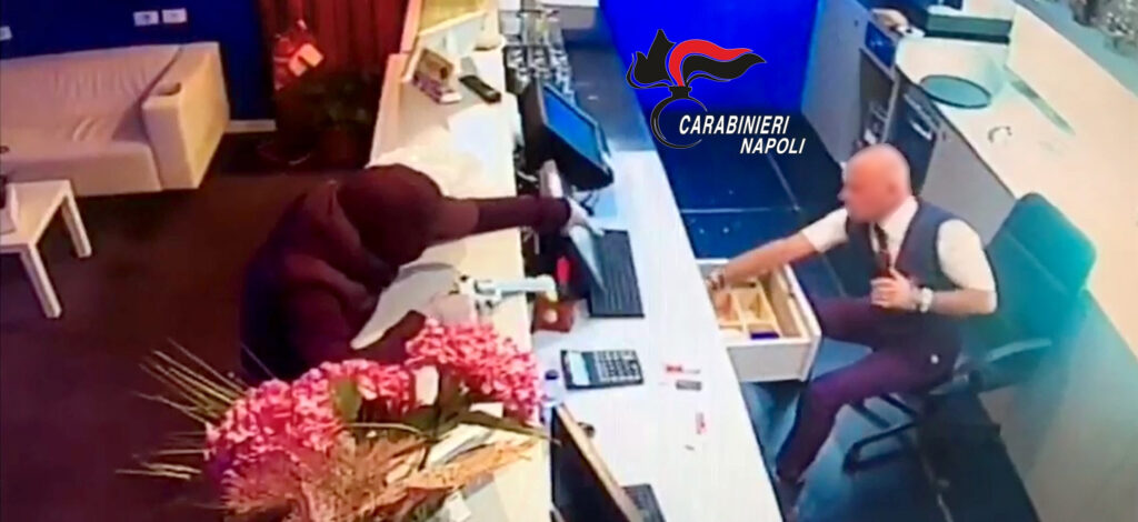 Napoli, arrestati ladri travestiti da carabinieri: a mettergli le manette i militari