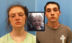 Bimbo di 3 anni muore in auto sotto al sole, arrestati i genitori: dormivano