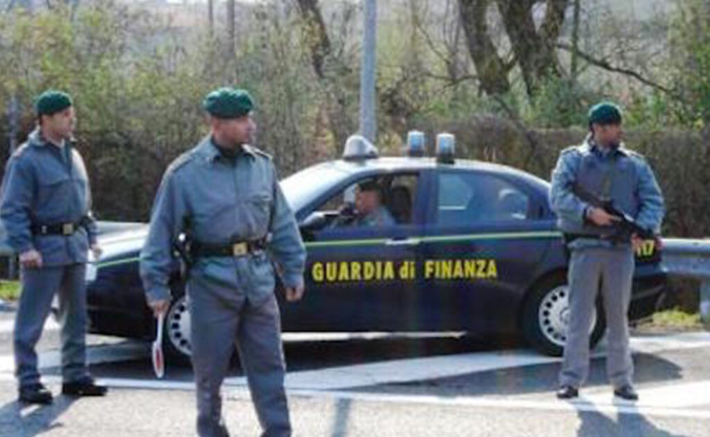 Fermati dalla Guardia di Finanza: 100 grammi di hashish nei calzini