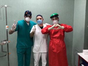 Pascale, la foto di tre infermieri diventa virale: il grande cuore della sanità