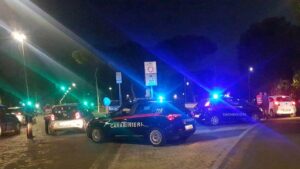 Fuorigrotta, colpi d'arma da fuoco in strada: proiettile entra in casa e ferisce una persona